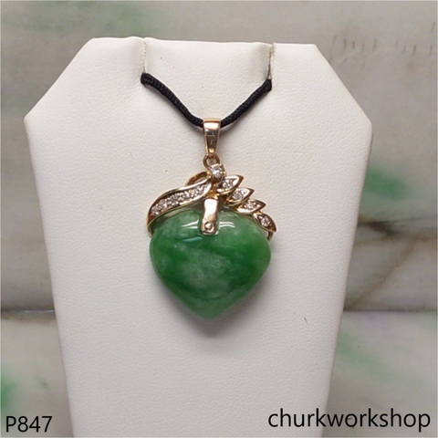 Green jade heart set with 18K gold pendant